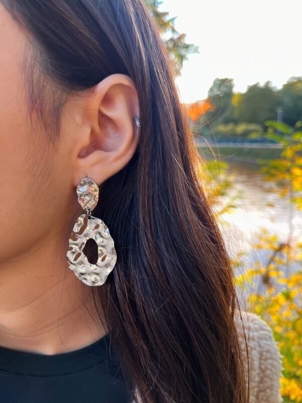 Boucles d'oreilles CARO argentées – Image 3